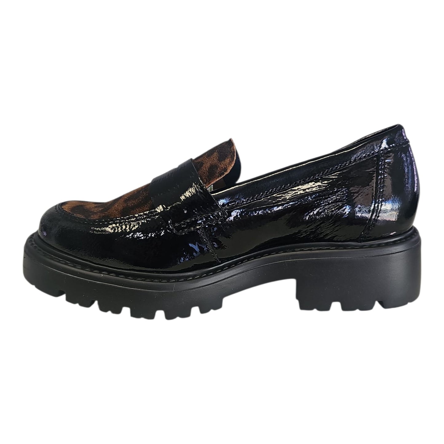 Callaghan 32909 è un mocassino in naplak e dettaglio in camoscio animalier
