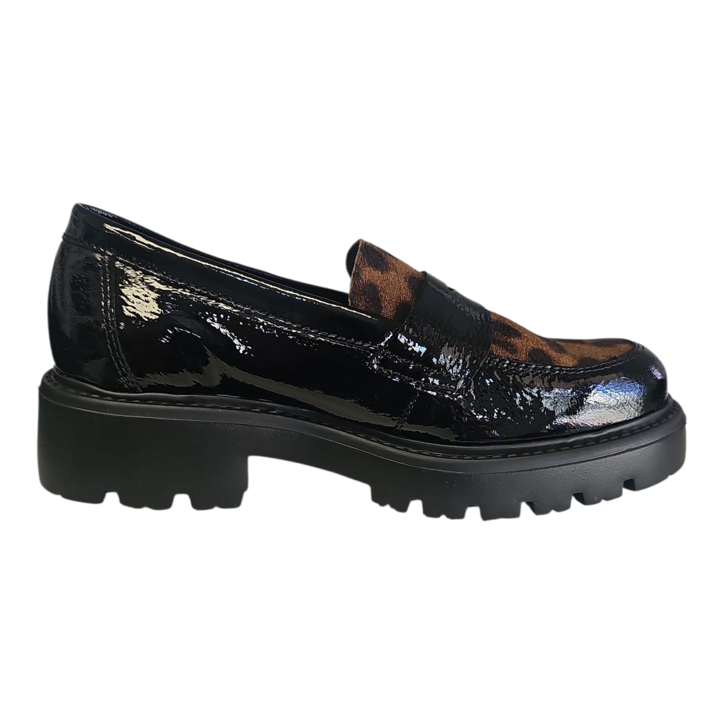 Callaghan 32909 è un mocassino in naplak e dettaglio in camoscio animalier