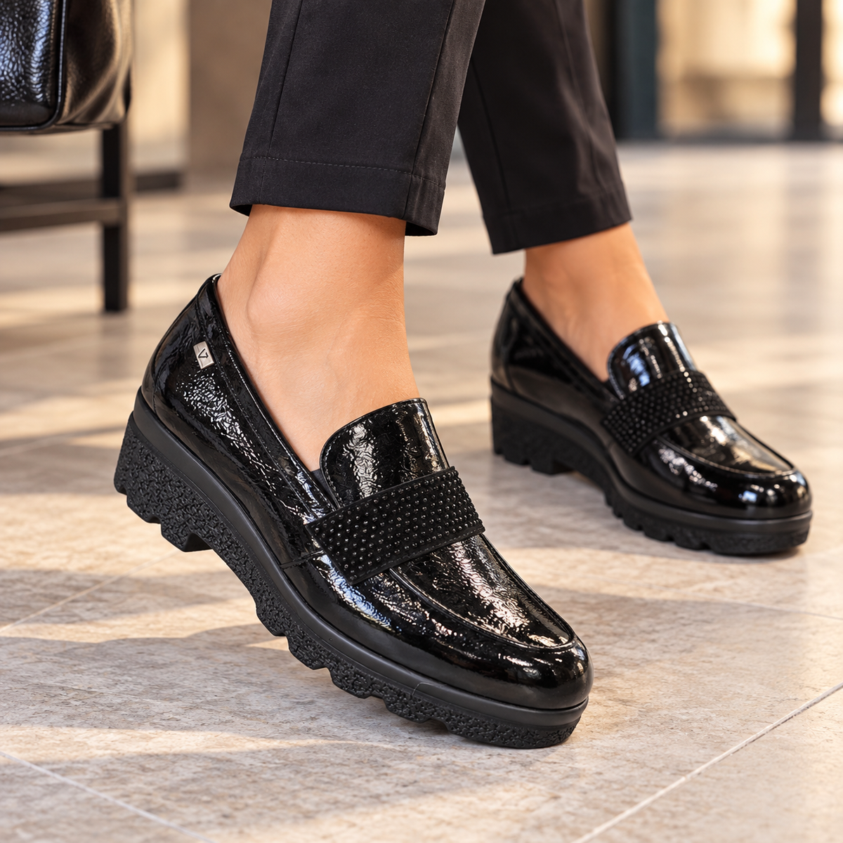 Mocassini donna Valleverde VR100F neri indossati