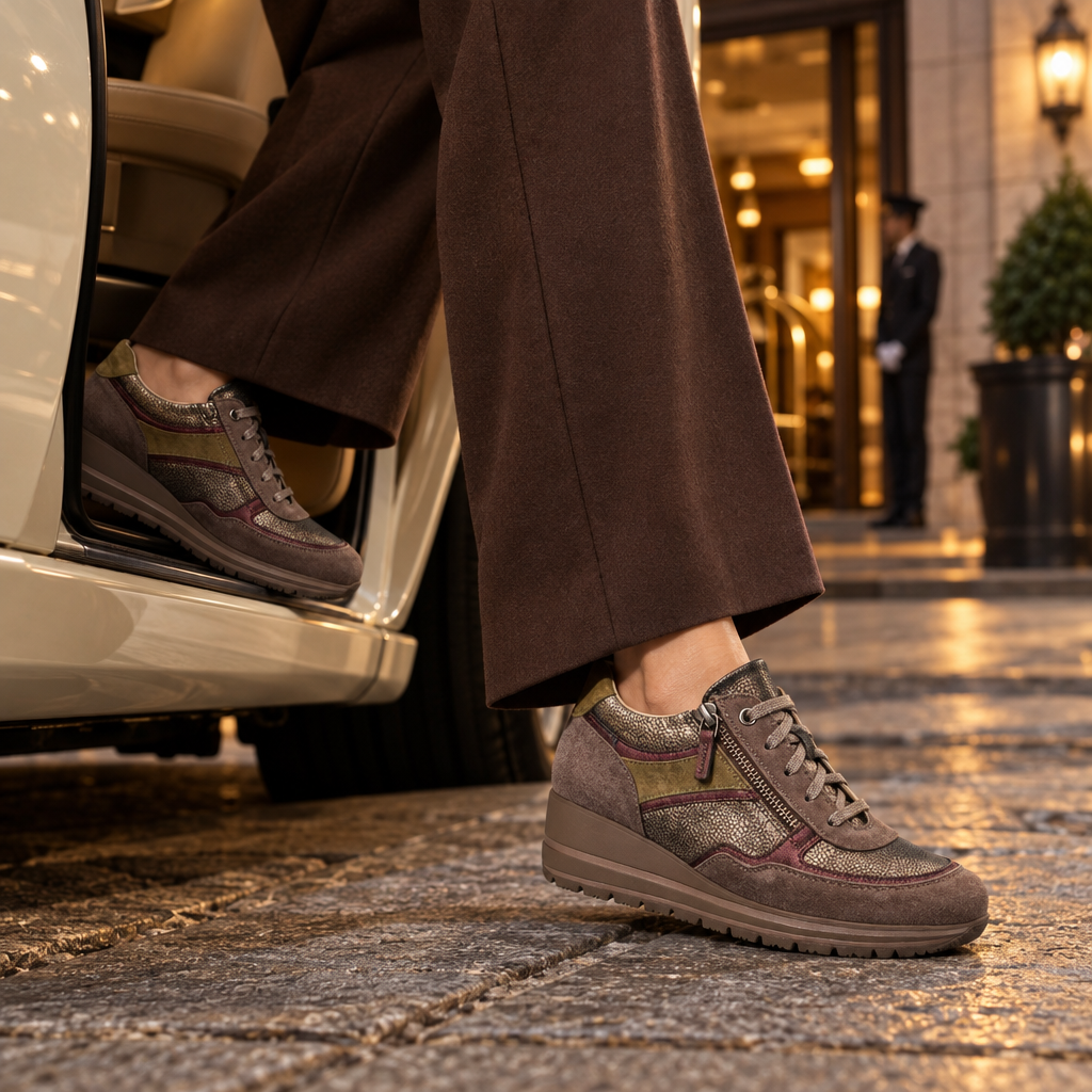 Sneaker donna Mobils by Mephisto April marrone indossata mentre si scende da un’auto davanti a un hotel