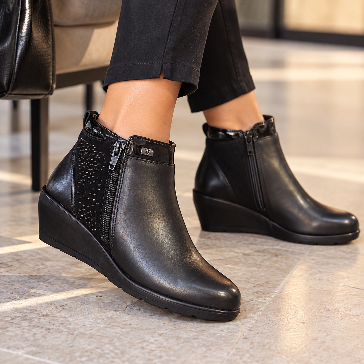 Stivaletti donna Valleverde 36341 Black indossati, con zeppa e zip laterale