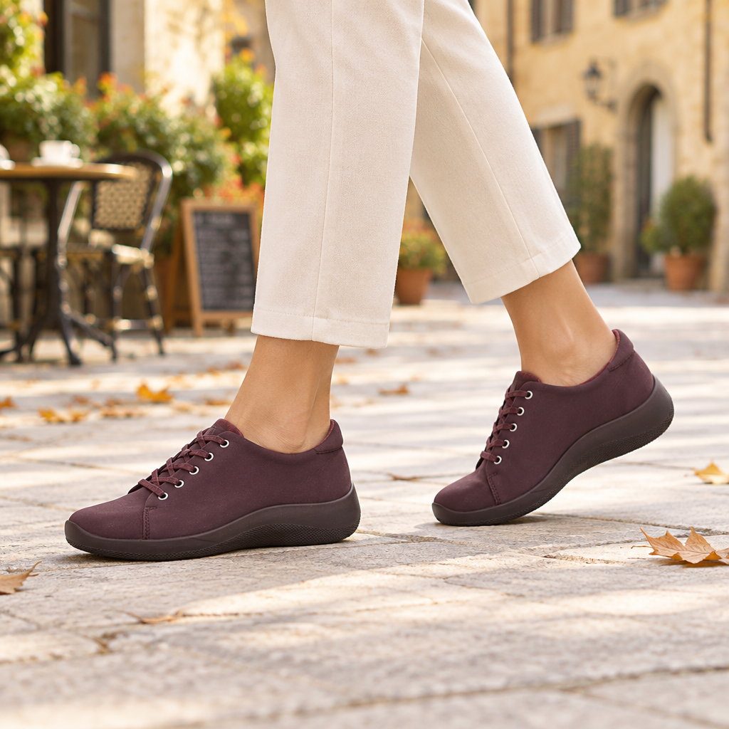 Sneaker donna bordeaux Arcopedico Daintree indossata all’aperto