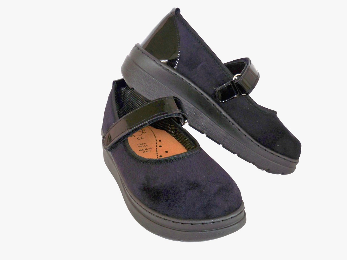 Coppia di scarpe Verona Comfort Relax nere in camoscio con cinturino velcro, vista con suola spessa