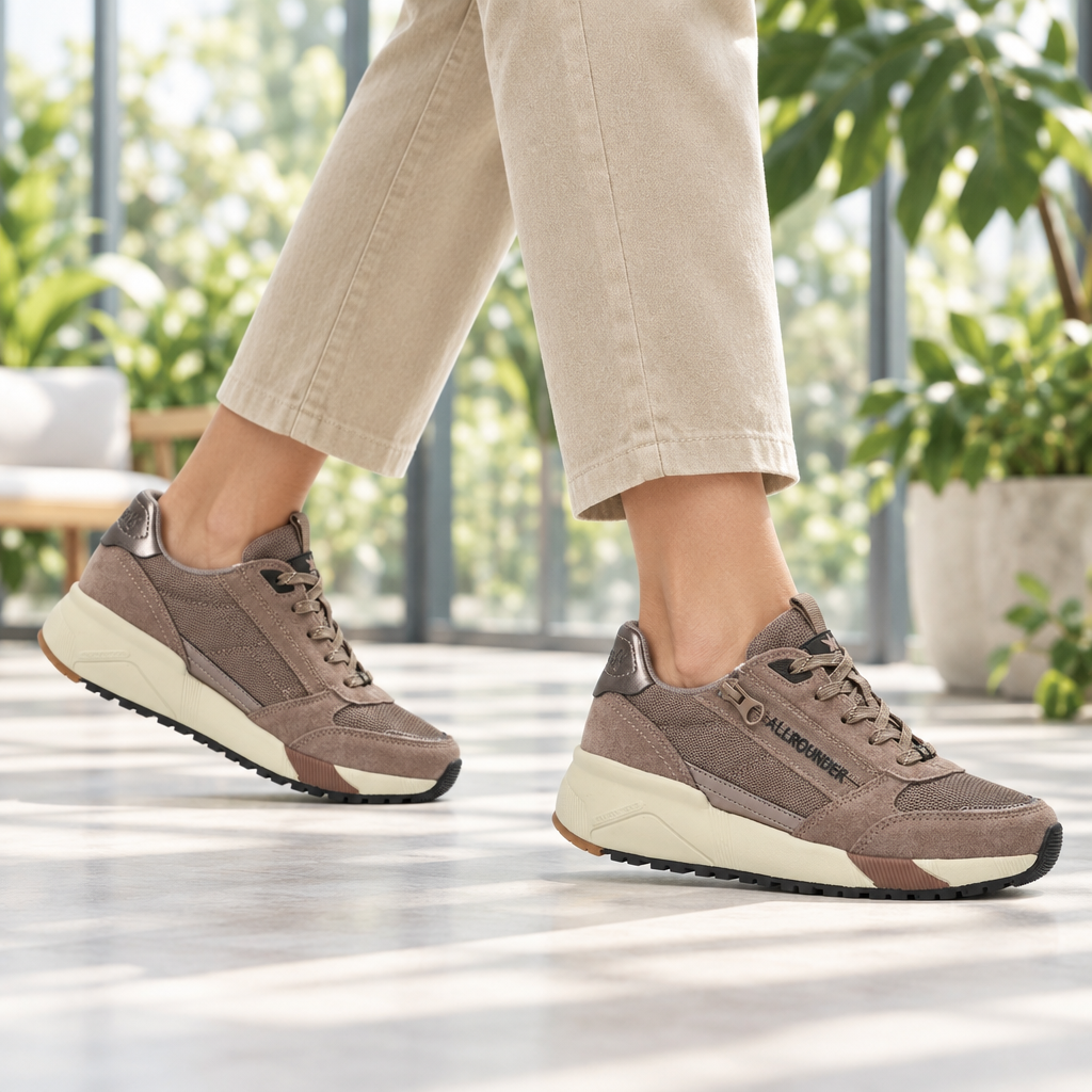 Sneaker donna Allrounder Venice Dark Taupe indossata in veranda botanica