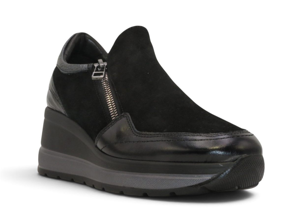 Sneaker Melluso R45043 con zeppa, vista frontale a tre quarti