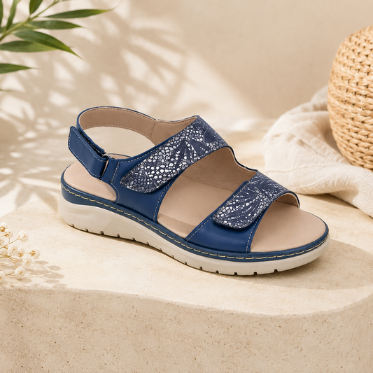 Sandalo Sabatini S7022 Vitello Navy – lifestyle su piedistallo con fiori e cesto