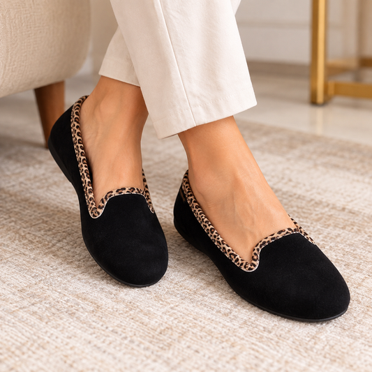 Pantofola Valleverde nera da donna indossata, con bordo animalier