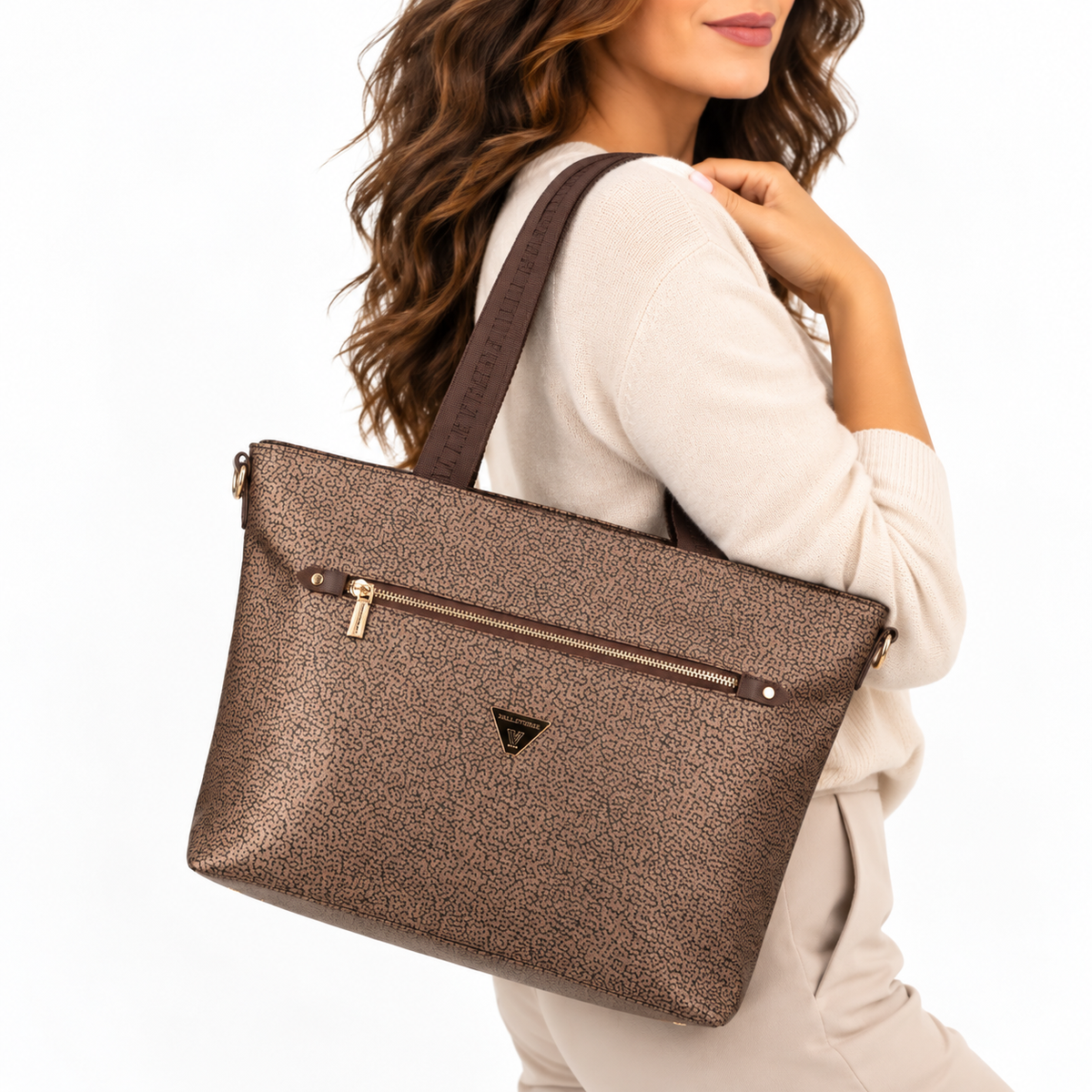 Borsa shopping 96702A color avana indossata a spalla, vista frontale