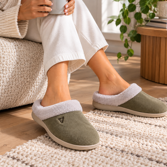 Pantofola Valleverde Olivo verde con bordo panna indossata in casa