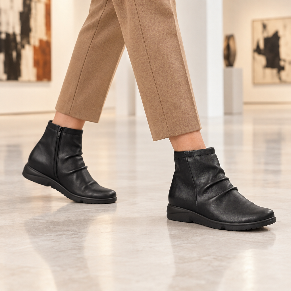 Stivaletto donna Mephisto Rezia nero in pelle indossato in una galleria d’arte