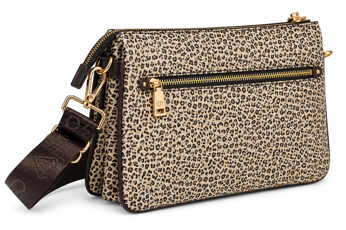 Borsa a tracolla Caleidos animalier, vista di tre quarti con tracolla su sfondo bianco