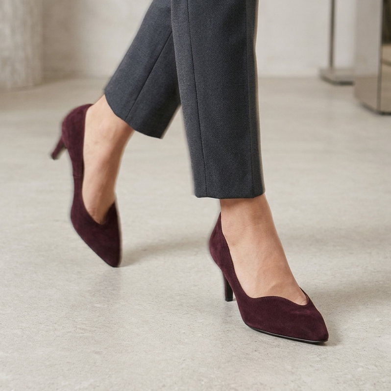 Décolleté Melluso D5210 in camoscio bordeaux indossate con pantaloni sartoriali scuri