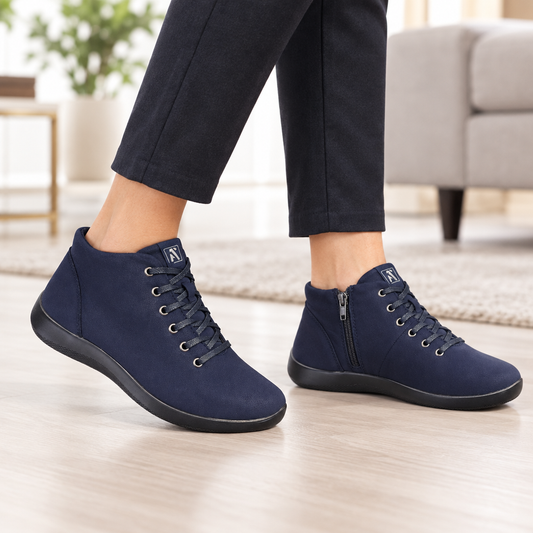 Scarpe alte donna blu navy con lacci e cerniera laterale, indossate