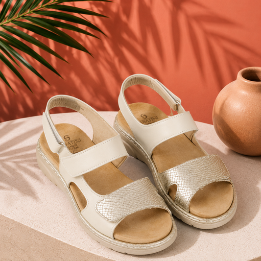 Sandalo Sabatini S1762 Platino Panna – lifestyle su tavolo con palma e vaso terracotta