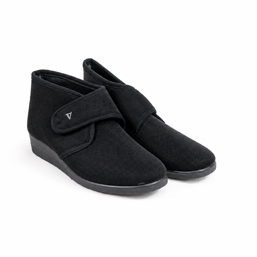 Pantofola chiusa donna nera 23228 con strappo, coppia vista frontale
