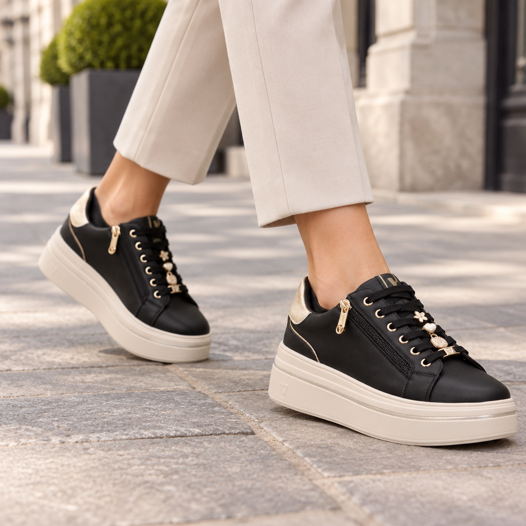 Sneaker nera Valleverde indossata mentre una donna cammina