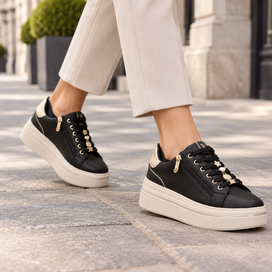 Sneaker nera Valleverde indossata mentre una donna cammina